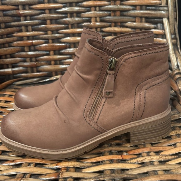 Clarks Women's Heart Dove Tan Nubuck Brun Ankle Boots Size 8 - Picture 1 of 14